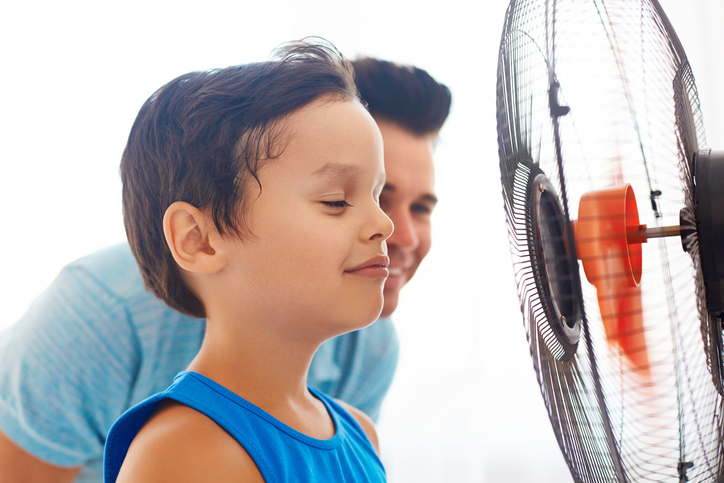 Poiss ja tema isa seisavad ventilaatori ees