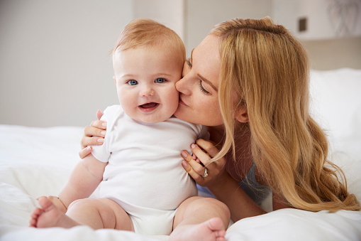 ema suudleb oma õnnelikku last