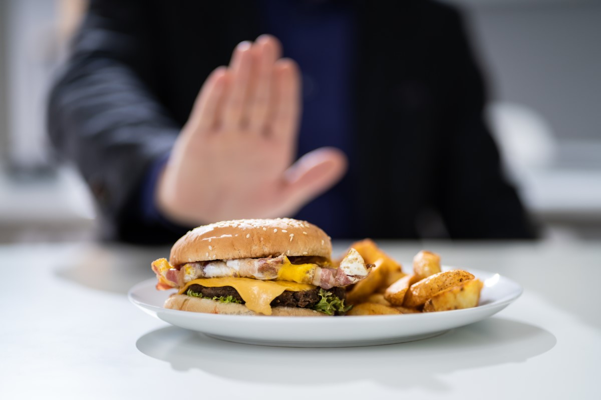 Sobimatu toit kui kõrvetiste põhjustaja - hamburger taldrikul, millest mees keeldub